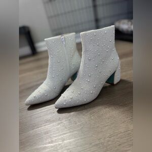 BETSEY JOHNSON PEARL IRREDESCANT BLOCK HEEL BOOTIES